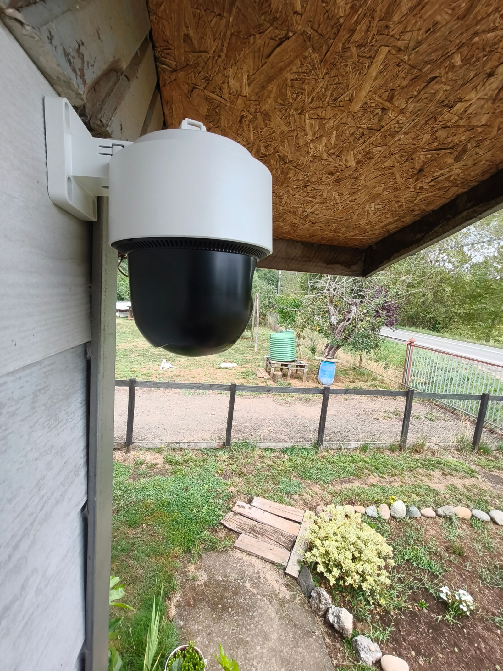 Cámara PTZ Hikvision instalada en exterior de vivienda rural en Purranque, vista frontal